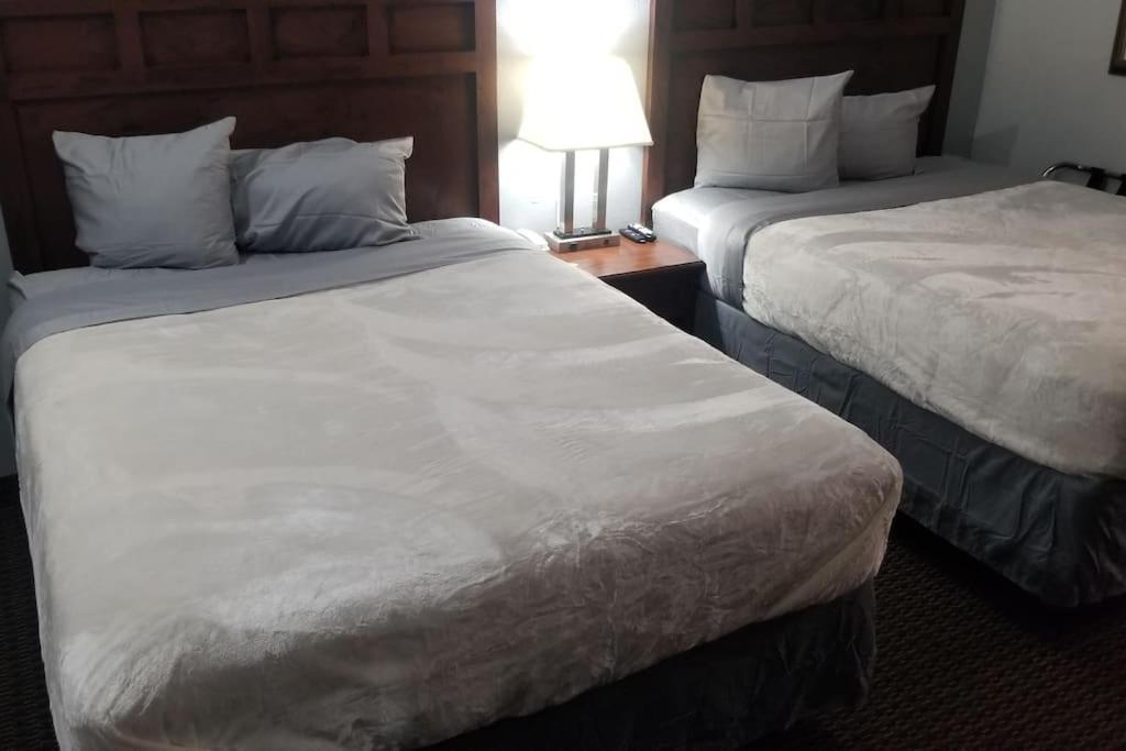Hotel 2 Queen Beds Hotel Room 220 Booking Stillwater Exterior photo