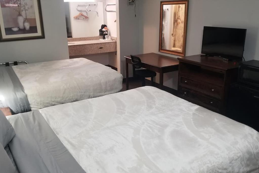Hotel 2 Queen Beds Hotel Room 220 Booking Stillwater Exterior photo